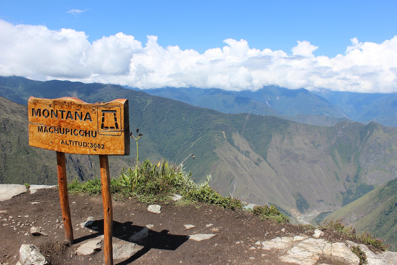découvrez comment bien préparer votre trek au machu picchu : conseils pratiques, équipements indispensables et astuces pour une aventure réussie dans les montagnes péruviennes.